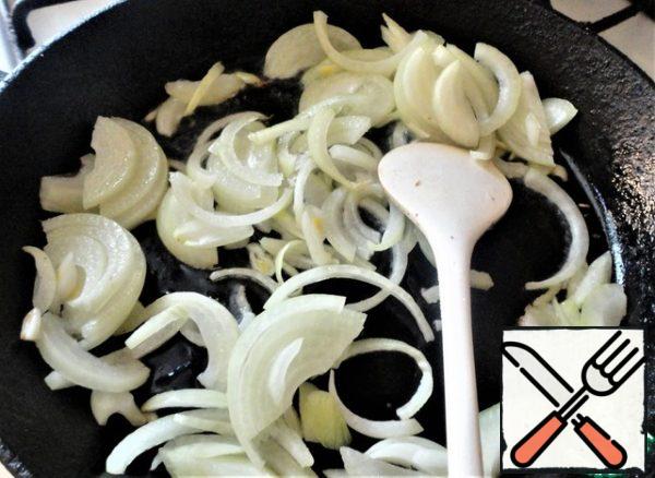Heat the pan and send the onion to it.