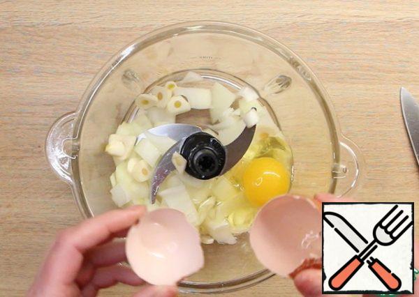 Chop the onion and garlic in a chopper with an egg.