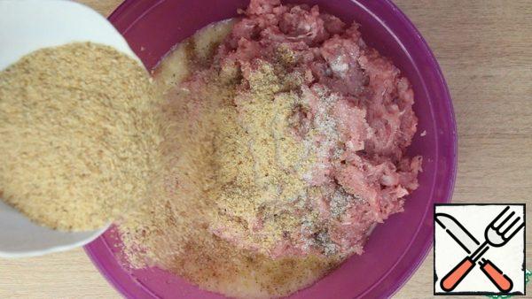Add salt, pepper, and breadcrumbs. Carefully intervene. I make crackers from a bran loaf and dry them in the oven. It is the addition of crackers that makes the cutlets taste right. If you add the flesh of the loaf soaked in milk, they will taste like cutlets from the school cafeteria.
