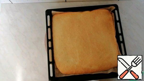 We leave the finished biscuit to cool.