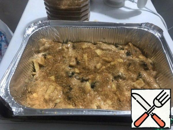 Pour / spread into a mold, sprinkle with sugar and put in the oven, preheated to 180 degrees, for 40 minutes. Focus on your oven.