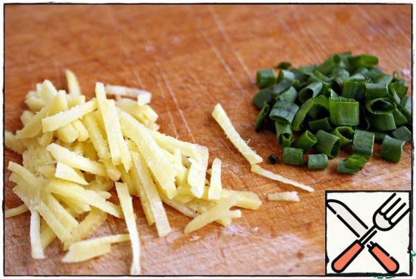 Cut the ginger into slices, then into thin strips, chop the onion and set aside.