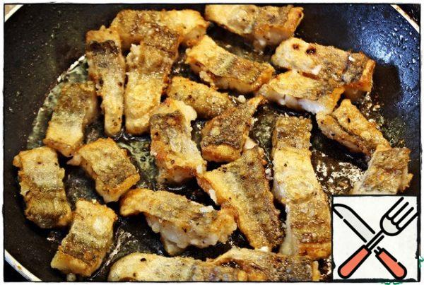 Take a non-stick frying pan, heat it well over medium heat with vegetable oil, put the fish in one layer and fry until golden brown.