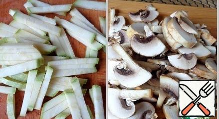 Cut the zucchini into strips. Mushrooms with plates.