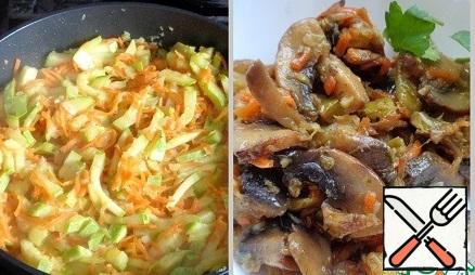Fry the onion in vegetable oil for 3 minutes, add the carrots, zucchini-continue frying for another five minutes, then add the mushrooms, salt, pepper and fry for ten minutes.