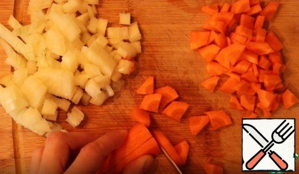 Peel the vegetables. Coarsely chop the carrots, mushrooms and onion finely, potatoes - in small pieces.