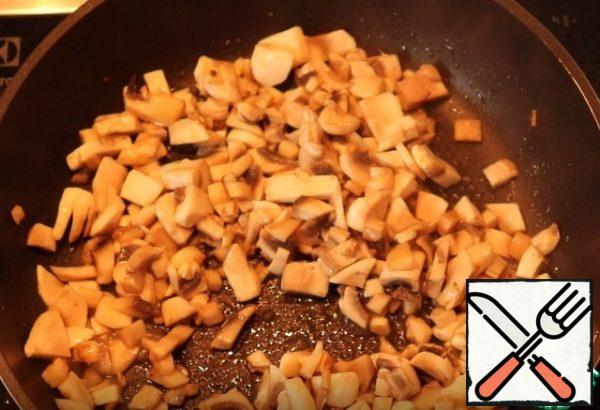 Fry the mushrooms on 2 tablespoons of oil for 10-15 minutes.