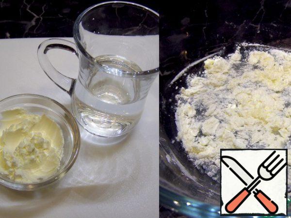 For meringue, I will use dry egg white-albumin. It is practical and has a number of advantages over raw protein. But if you don't have albumin, replace it with regular protein: 10 g of albumin = 3 proteins.
We dilute albumin in water at room temperature, they do not mix well, so it takes some time for the protein to swell. The amount of water and time depends on the manufacturer of albumin, as a rule, this is indicated on the packaging. The usual ratio: for 1 part of albumin, take 6 parts of water. My protein was infused for 40 minutes.