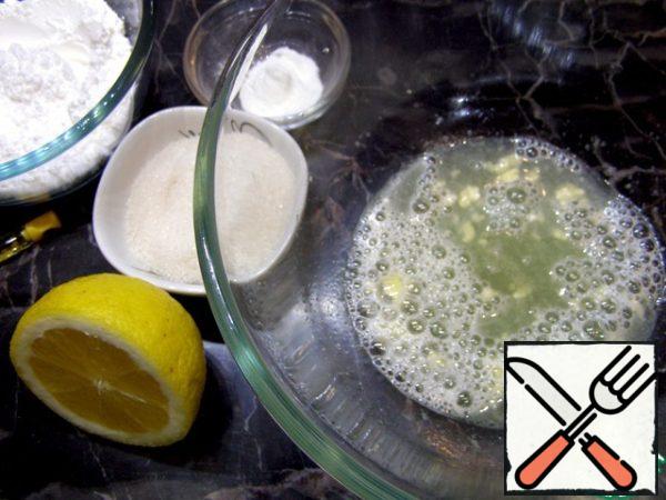 After 40 minutes, the protein powder is almost completely dissolved in water, now you can make meringue. Start whipping at low speed of the mixer, after 3-4 minutes, gradually increase the power and whisk until a uniform foam appears. We start adding sugar gradually, in small portions. When all the sugar is added, without stopping whipping, add powdered sugar in two steps. Whisk to medium peaks (the top is slightly tilted). At the end of whipping, add the starch, lemon juice and vanilla, mix lightly with a mixer at low speed.