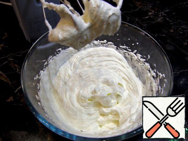 Cold cream whisk until fluffy, at the end gradually adding powdered sugar. If desired, they can be stabilized with a cream thickener or gelatin.