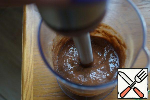 Peel the bananas and put them in a blender bowl along with the cocoa. Puree with an immersion blender.