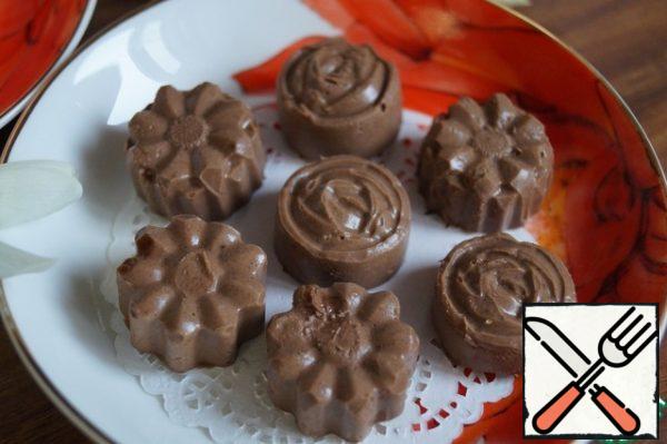 Take the candy out of the mold and enjoy a cup of fragrant tea! When frozen, it resembles chocolate, when thawed, a delicate mousse is obtained. Keep the candy in the refrigerator.
