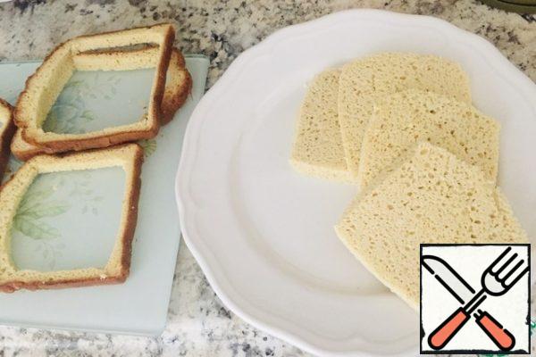 Take a slice of bread, cut out the middle of it, so that the remaining "frame" was thinner. The middle is put aside, it will still be useful to us.
I have a low-carb, grain-free keto bread made from almond flour. Carbohydrates in one slice of such bread - 1 g.Mix eggs, chopped dill and salmon cut into small pieces in a bowl.
Personally, I do not use salt, because there is enough salt in the ingredients. But you can add salt and pepper to taste.
If the salmon is salty, do not put salt in it.