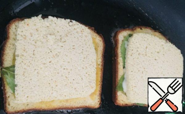 Turn our "sandwich" to the other side. Carefully hold the spatula and fork, so that nothing falls apart and does not deform.