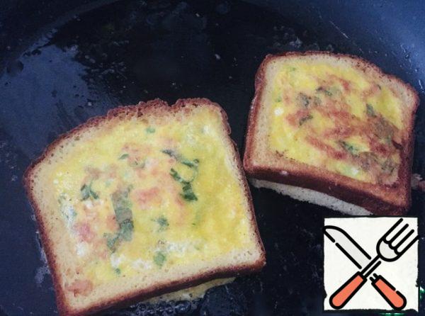 We bring it to readiness, put it on a plate.
We do the same with the remaining slices of bread.
