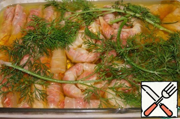Pour 300 g of vegetable broth and put whole sprigs of dill on top. Top tightly cover the form with foil. Bake in a preheated oven to 190*C With 50 minutes. Remove the foil, remove the dill and bake for another 10 minutes until Golden.