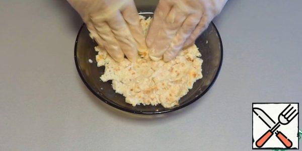 Slices of loaf pour milk (water) and knead into a pulp.