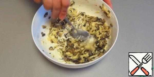 For the filling, mix the mushrooms fried with onions, cheese and sour cream (1-2 tbsp.).