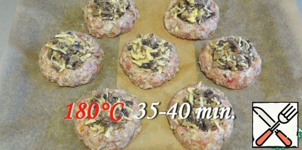 Fill the meat nests with stuffing and put them to bake in a preheated 180 ° C oven for 35-40 minutes.