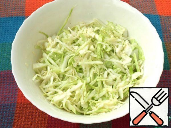 Thinly chop the cabbage and put it in a bowl.