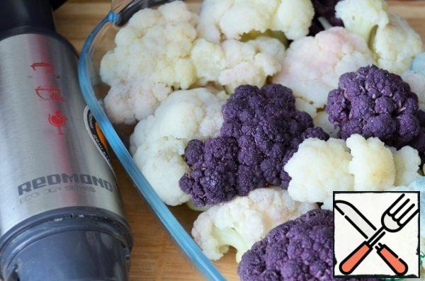 Boil for 3 minutes in salted water, then discard on a sieve.
I use fresh white cabbage and frozen lilac cabbage.
(In the fall I boiled lilac, cooled it and put it in the freezer.)