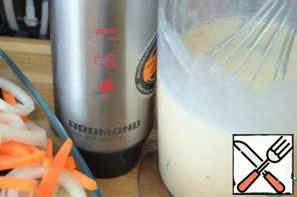 Put sour cream, eggs, and ketchup in a whipping container. Salt.
Preparing the filling sauce.
Having a powerful blender is quick and easy.
I have a great assistant blender, whisk attachment.