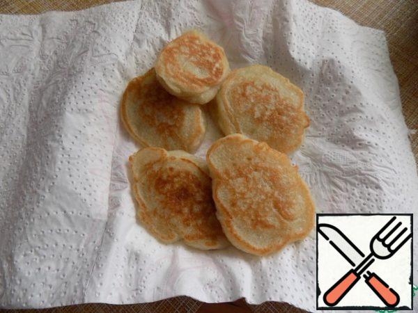 I put the pancakes on a paper towel to get rid of excess oil. From this amount of dough I got 9 pieces of pancakes. 3 pieces per serving.