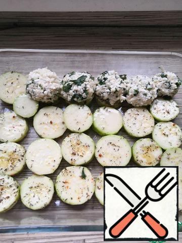 Spread the zucchini on a greased baking sheet, then spread our filling on the zucchini.
