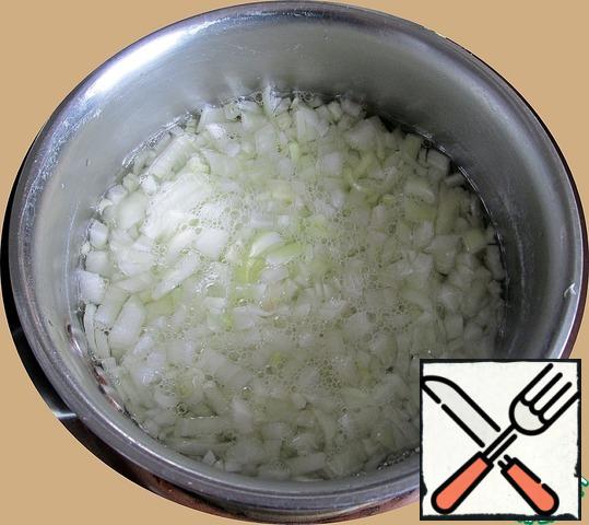 Peel the onions and cut them as small as possible.
I do not recommend using a blender or meat grinder.
Put the onion in a saucepan, pour boiling water, cover with a lid and leave for 15 minutes.