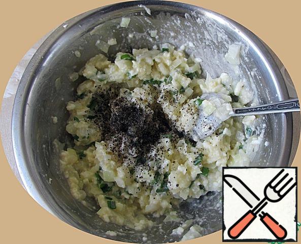 Onions are thrown back on a sieve, shake several times, getting rid of water, put in a bowl, sprinkle with black pepper and knead well.