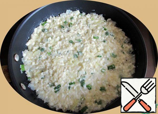 Grease a frying pan with a diameter of 20 cm with vegetable oil, put it on medium heat and warm it up a little.
Lay out the onion dough, smooth it with a spoon.