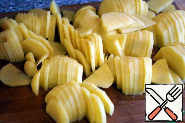 Peel the potatoes and cut them into 0.5-0.8 cm thick washers.