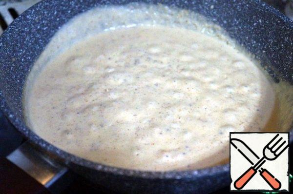 Prepare the Bechamel sauce. Melt the butter in a deep frying pan or saucepan, add the flour and fry it over medium heat, stirring with a spatula, until slightly brownish. Add cream, milk, tarragon, reduce the heat to a minimum and cook the sauce until it acquires the consistency of medium-fat sour cream. At the end, add salt, white pepper and grated nutmeg and mix.