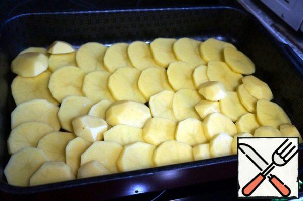 Grease the baking sheet with vegetable oil, lay the potatoes in a overlap.
