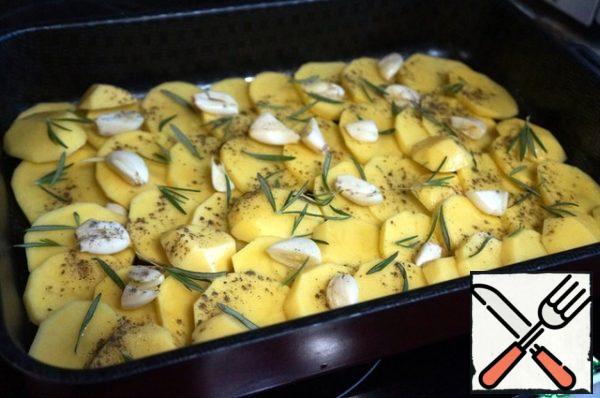 Season with salt and pepper. Put the chopped garlic and rosemary leaves on top.