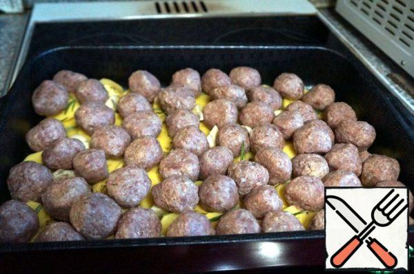 Place the meatballs on the potatoes.