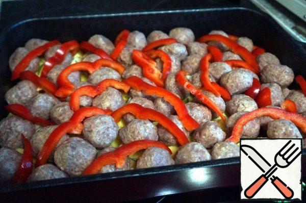 Put the meatballs in strips of pepper.