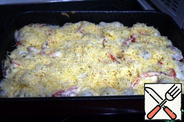Take out the baking sheet, quickly cover the dish with cheese and put it in the oven at the same temperature for another 20 minutes or until it turns pink.