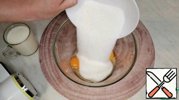The dough is prepared very quickly, so I put the oven on preheating at 180°. In a bowl, mix the eggs, sugar and a pinch of salt.