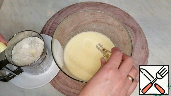 Then I add a drop of vanilla extract, you can add vanilla or vanilla sugar to the flour.