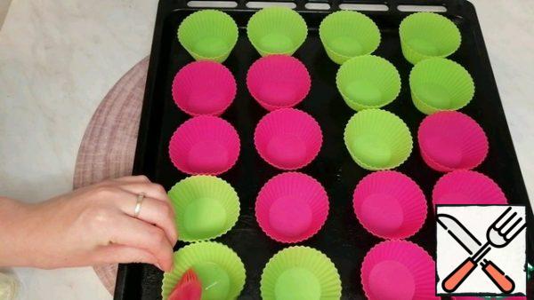 I lubricate the cupcake molds with vegetable oil.
