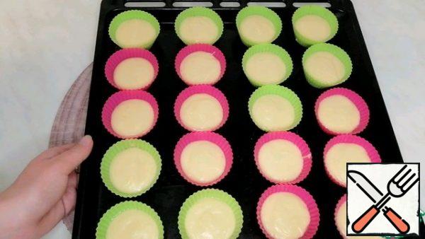 Bake cupcakes for 15-20 minutes, at a temperature of 180 degrees, after 10 minutes, the temperature can be slightly lowered.