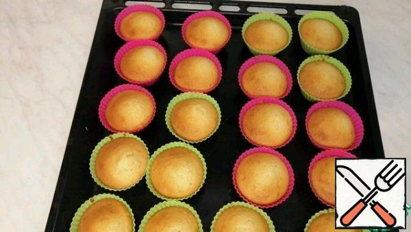 The cupcakes are ready, they were baked for 18 minutes, and they stood in the oven for another 2 minutes.