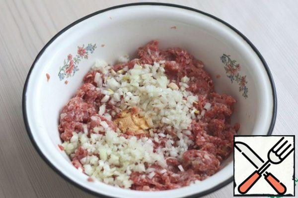 Add finely chopped onion (1 pc.) to the finished minced meat (600 gr.), add finely chopped celery stalk (1/2 pc.), add garlic powder (1/2 tsp.), salt and pepper with ground black pepper to taste. I want to draw your attention, if you are preparing this dish for children, black pepper should be excluded or added in a minimum amount. Mix the minced meat well.