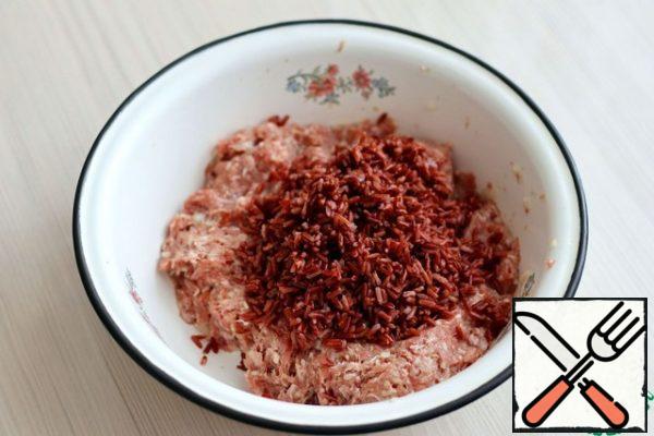 Red rice  (3 tablespoons) boil until half-cooked. Add the boiled red rice to the mince. Mix the minced meat well again.