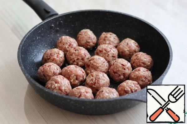 With wet hands , form meatballs 3-4 cm in size . Add 3 tablespoons of vegetable oil to the pan.