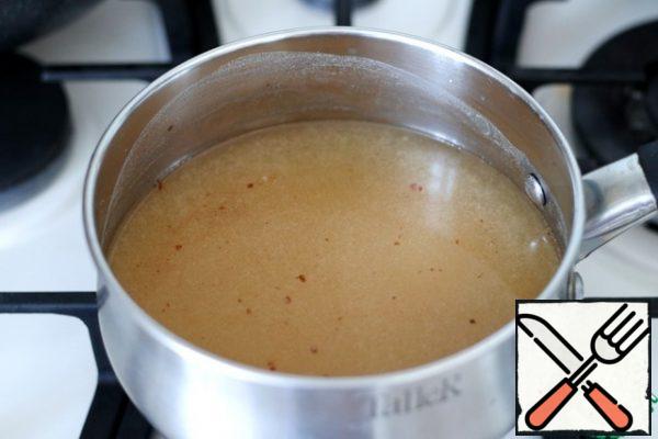 Then gradually add water in portions. Water may be required from 400 to 500 ml., all will depend on your preference. If you like thick sauces, 400 ml may be enough. water, if you prefer a more liquid sauce, you will need 500 ml. Put the saucepan on a slow fire and boil the sauce to the desired thickness.