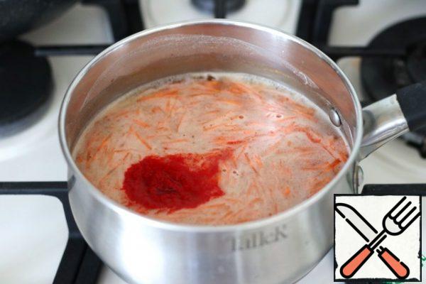 Add carrots to the sauce, add paprika (1/2 tsp), salt and pepper with ground black pepper to taste. Next, add the bay leaf and a mixture of herbs (1/2 teaspoon), add 1 tablespoon of sour cream. Cook the sauce over low heat until the carrots are soft.