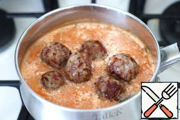 Add the fried meatballs to the sauce. Let the sauce with the meatballs boil for a few minutes (3-5 min.). Remove from the heat.
The Siberian meatballs are ready.