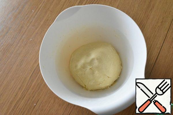 Roll out the dough between 2 sheets of parchment, transfer to a baking dish, greased with butter, form the sides, bake in the oven for 15 minutes at 180 C.